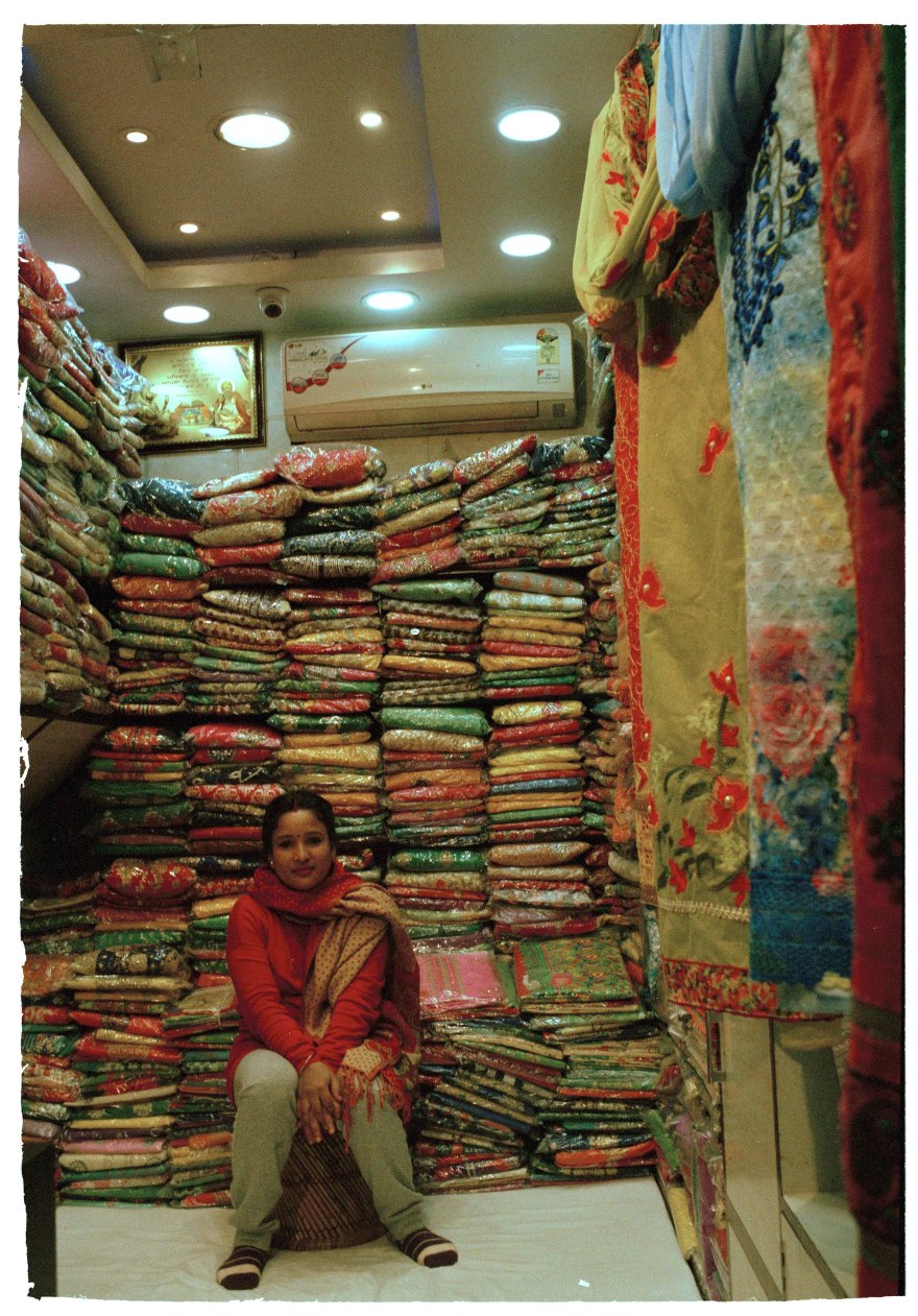 womansellingscarfstoprint